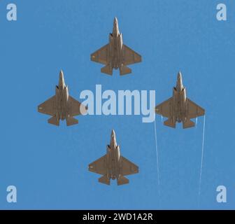 Vier F-35C Lightning II-Kampfjäger fliegen in Formation. Stockfoto