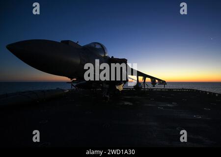 Eine AV-8B Harrier II sitzt an Bord des amphibischen Angriffsschiffs USS Bataan. Stockfoto