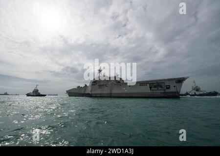 Das Küstenschiff USS Coronado verlässt die Changi Naval Base in Singapur. Stockfoto