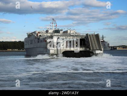 USNS Brunswick startet die Joint Expeditionary Base Little Creek-Fort Story in Virginia Beach, Virginia. Stockfoto