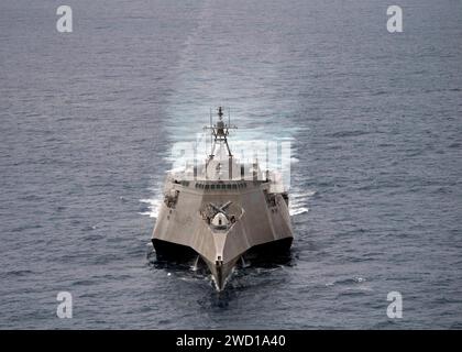 Das Küstenschiff USS Coronado durchquert das Südchinesische Meer. Stockfoto