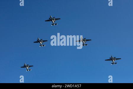 Fünf E-2D Advanced Hawkeyes fliegen in einer V-Formation. Stockfoto