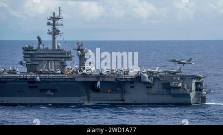 Eine F/A-18E Super Hornet landet verhaftet auf der USS Carl Vinson. Stockfoto