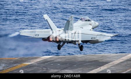 Eine F/A-18F Super Hornet startet vom Flugzeugträger USS Carl Vinson. Stockfoto