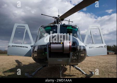 Ein UH-1 Huey mit einem autonomen Luftfracht-/Versorgungssystem. Stockfoto