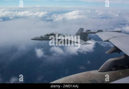 Eine F/A-18F Super Hornet fliegt über die Philippinische See. Stockfoto