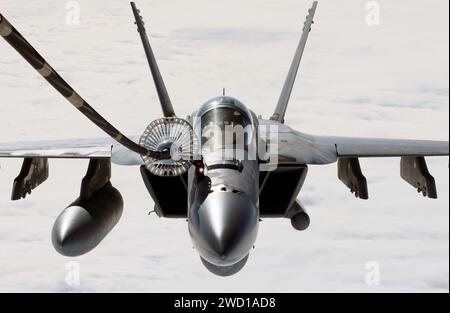 Ein F/A-18E Super Hornet betankt mit einem KC-10A Repeater aus der Luft. Stockfoto