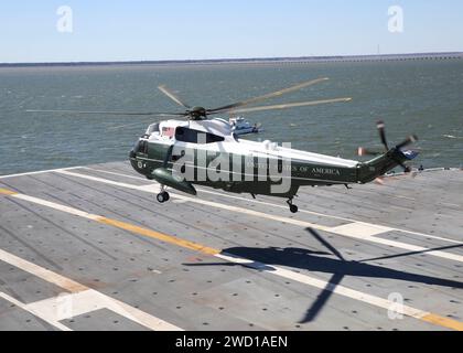 Marine One Hubschrauber landet auf dem Flugdeck der Pre-Commissioning Unit Gerald R. Ford Stockfoto