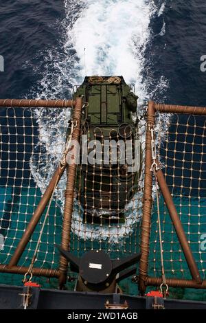 Ein AAV-P7/A1-Angriffsamphibienfahrzeug fährt auf das Brunnendeck der USS Ashland. Stockfoto