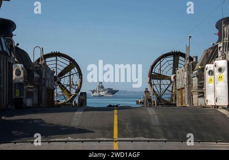 Das amphibische Angriffsschiff USS Bonhomme Richard kommt in der White Beach Naval Facility in Japan an. Stockfoto