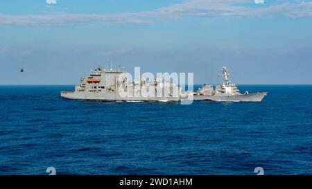 Die USS Wayne E. Meyer (rechts) führt zusammen mit der USNS Richard E. Byrd eine Auffüllung auf See durch. Stockfoto