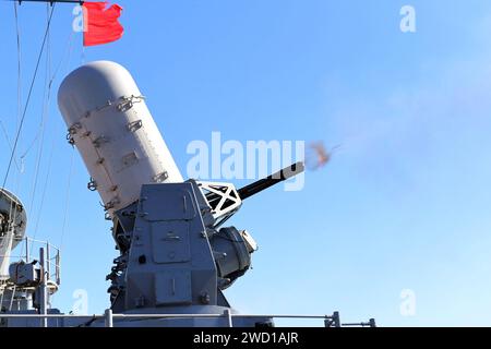 Der Lenkraketenkreuzer USS Hue City feuert ein Mark 15 Phalanx-Nahwaffensystem ab. Stockfoto