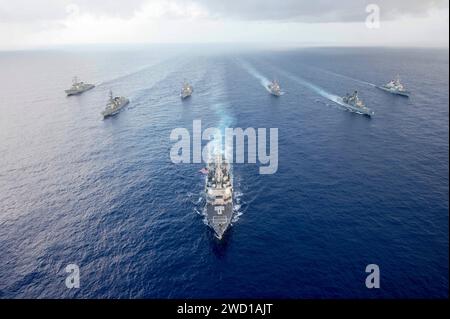 Die USS Mustin leitet Schiffe der US Navy und der japanischen Seefahrtruppe in Formation. Stockfoto