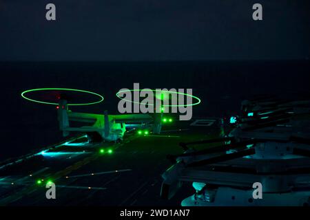 Eine MV-22B Osprey startet nachts an Bord des amphibischen Angriffsschiffs USS Bonhomme Richard. Stockfoto