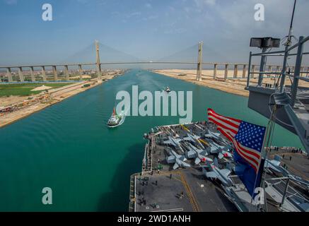 Der Flugzeugträger USS George H.W. Bush durchquert den Suez-Kanal. Stockfoto