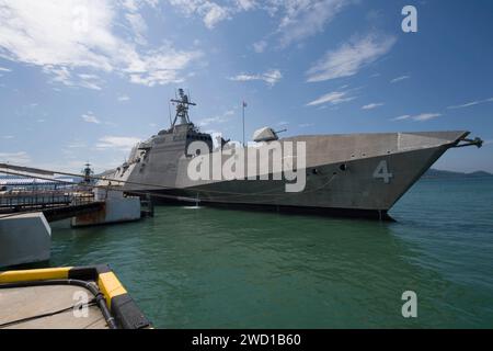 Das Küstenschiff USS Coronado legt pierside in Langkawi in Malaysia an. Stockfoto