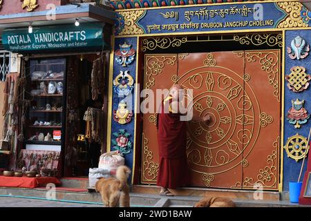 Kathmandu, Nepal – 22. November 2023: Tibeter leben in kathmandu bei Drubgon Jangchup Choeling Gompa. In Nepal leben 2 Millionen Tibeter Stockfoto