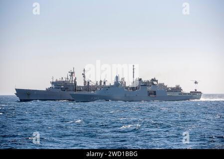 Die dänische Fregatte HDMS Peter Willemoes segelt an der Seite des schnellen Kampfunterstützungsschiffs USNS Supply. Stockfoto