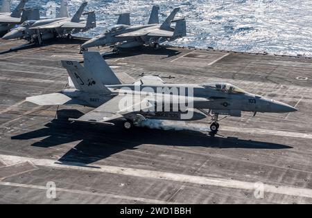 Eine F/A-18E Super Hornet landet verhaftet an Bord der USS George H.W. Bush. Stockfoto