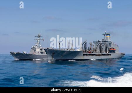 Der Raketenzerstörer USS Dewey führt eine Auffüllung mit USNS Yukon durch. Stockfoto