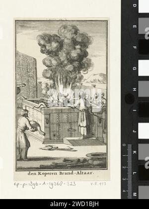 Priester opfert Stier auf dem Brandopferaltar, Jan Luyken, 1683 Druck Amsterdamer Papier, das den Hof des Tabernakels graviert  jüdische Religion. Der Altar des Brandopfers, der dreiste Altar, die jüdische Religion. Opfer von Tieren  jüdische Religion Stockfoto