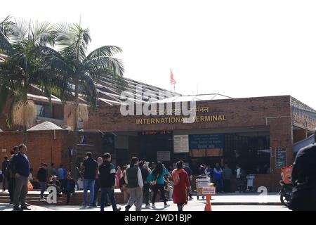 Kathmandu, Nepal - 22. November 2023: Die Menschen betreten den Flughafen. Der internationale Flughafen Tribhuvan ist nur ein internationaler Flughafen in nepal. Stockfoto