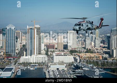 Ein MH-60R Sea Hawk Hubschrauber, der über San Diego, Kalifornien, fliegt. Stockfoto