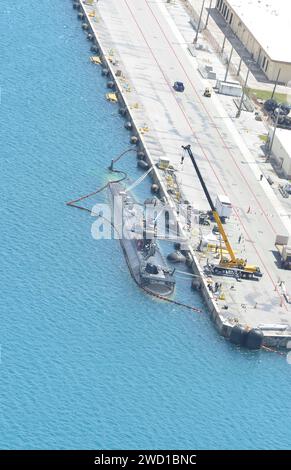 Das U-Boot USS Key West sitzt pierside im Heimathafen Guam. Stockfoto