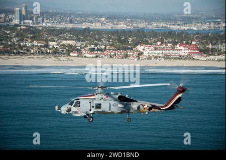 Ein MH-60R Sea Hawk Hubschrauber über San Diego, Kalifornien. Stockfoto