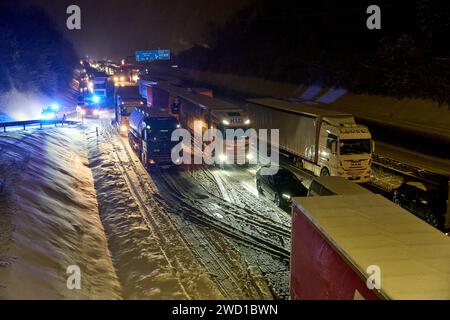 17. Januar 2024, Rheinland-Pfalz, Neustadt (Wied): Aufgrund des starken Schneefalls hat sich auf der A3 bei Neustadt/Wied ein Stau von rund 15 Kilometern in beide Richtungen gebildet. Tausende von Fahrern blieben stundenlang stecken. Foto: Thomas Frey/dpa Stockfoto