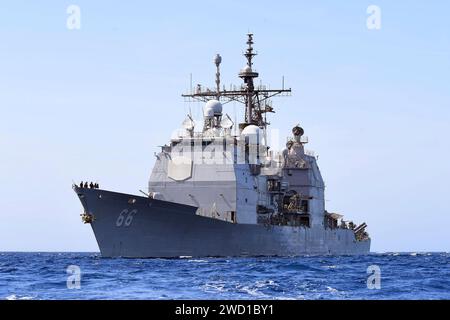 Der Lenkraketenkreuzer USS Hue City durchquert das Einsatzgebiet der 5. US-Flotte. Stockfoto