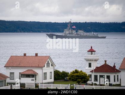 Die USS Shoup verlässt die Marinestation Everett. Stockfoto