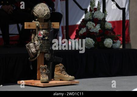 Ein Schlachtfeldkreuz wird zu Ehren eines gefallenen Soldaten während einer Gedenkfeier ausgestellt. Stockfoto