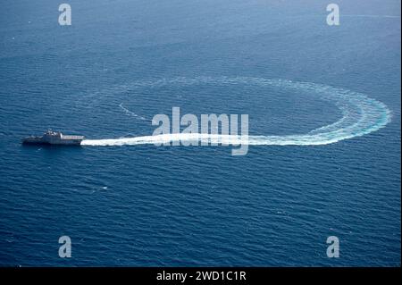 Das Küstenschiff USS Coronado manövriert im Golf von Thailand. Stockfoto