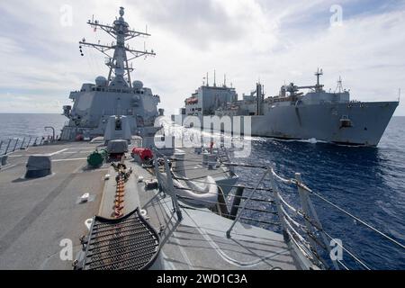 Die USS Sterett führt zusammen mit der USNS Richard E. Byrd eine Nachschubaktion auf See durch. Stockfoto