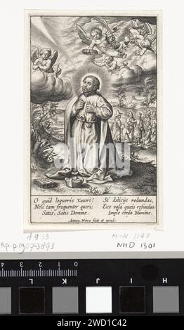 Landschaft mit dem Heiligen Franziskus Xaverius, Antonie Wierix (II), 1565 – vor 1604 Druck der heilige Franziskus Xaverius, ein spanischer Jesuitenmissionar, kniet auf dem Gras. Er schaut auf einen Engel auf einer Wolke. Vom Himmel bringen ihm Engel eine Krone und einen Palmenzweig. Im Hintergrund können Sie sehen, wie Francis Xaverius über seine Mission in Asien predigt. Am Rand eine sechszeilige Beschriftung in zwei Spalten auf Lateinisch. Antwerpener Papier mit Gravur des Jesuiten-Missionars Franz Xavier; mögliche Attribute: Kreuz, Kruzifix, Flammenherz, Indianer, lily, Taschenlampe. St. Francis Xavier arbeitete als Missionar in der East Ind Stockfoto
