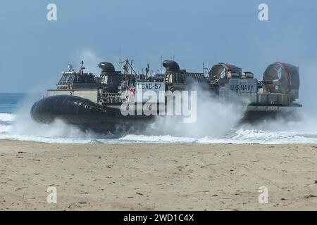 Ein Luftkissen des Landungsbootes landet in Red Beach, Camp Pendleton, Kalifornien. Stockfoto