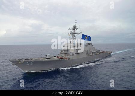 USS John S. McCain unterwegs in der Philippinischen See. Stockfoto