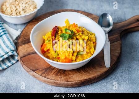 Leckeres Superessen 'Oats Khichdi'. Indische Küche. Stockfoto