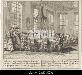 Heirat zwischen Jozef I. von Portugal und Marianne Victoria van Bourbon, Leonard Schenk, nach Adolf van der Laan, 1727 Print Eine Vornamenfirma steht an zwei Tischen und trifft sich wahrscheinlich über die beabsichtigte Ehe zwischen Jozef I. von Portugal und Marianne Victoria van Bourbon. Verschiedene Paare, einschließlich des zukünftigen Brautpaares, sehen zu. Unten links ein dreibeiniger Text auf Niederländisch mit einer Erläuterung der Show und rechts eine ähnliche Erklärung auf Lateinisch. Amsterdamer Papierätzvertrag Stockfoto
