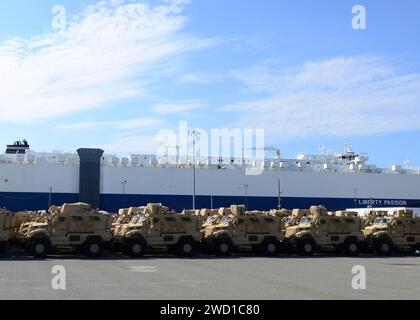 Minenbeständige Fahrzeuge mit Hinterhalt sind für die Beladung vorbereitet. Stockfoto