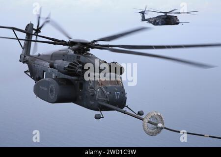 Ein MH-53 Sea Dragon Helikopter betankt aus der Luft. Stockfoto