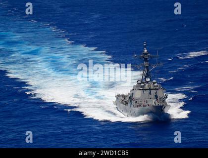 Der Zerstörer der Arleigh-Burke-Klasse USS Shoup durchquert den Pazifik. Stockfoto