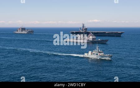 USS Dwight D. Eisenhower, USS San Jacinto, USNS Robert E. Peary und HMCS Glace Bay durchqueren den Atlantik. Stockfoto