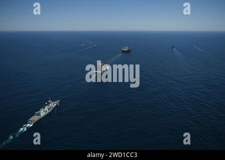 Eine Flotte von Schiffen der US-Navy und der Royal Canadian Navy durchquert den Atlantik. Stockfoto