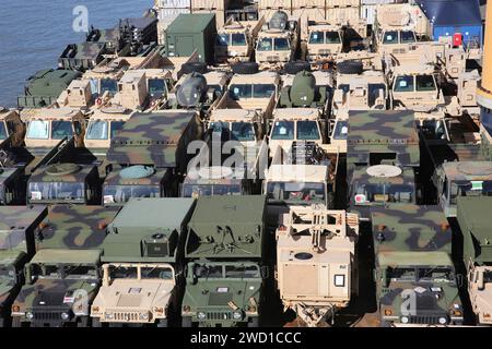 Militärfahrzeuge sitzen auf dem Oberdeck des Schwerlastschiffs Ocean Jazz, bevor sie entladen werden. Stockfoto