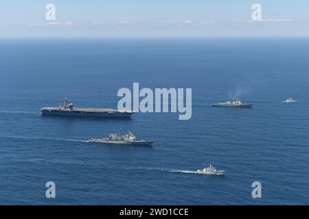 Eine Gruppe von Schiffen der US-Navy und der Royal Canadian Navy durchqueren den Atlantik. Stockfoto