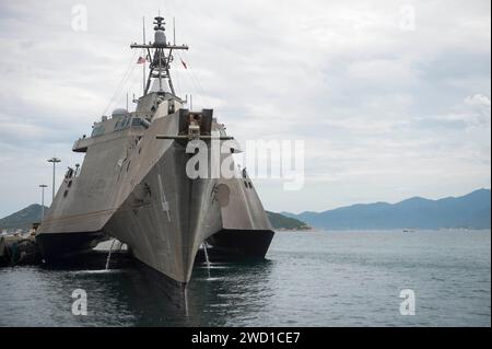 Das Küstenschiff USS Coronado liegt in Cam Ranh Bay, Vietnam. Stockfoto