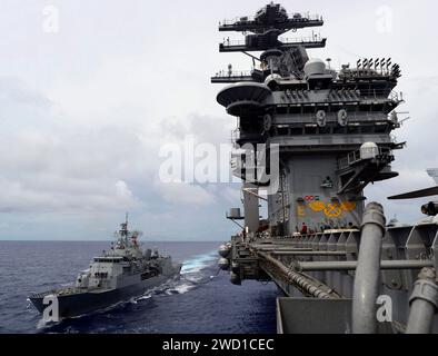 Die Royal New Zealand Navy Fregatte HMNZS Te Kaha führt zusammen mit der USS Nimitz eine Auffüllung durch. Stockfoto