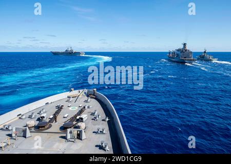 USS Green Bay, USS Bonhomme Richard, USNS Rappahannock und HMAS Anzac bereiten sich auf eine Auffüllung auf See vor. Stockfoto